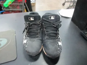 Used Under Armour Size 3Y Leadoff Low RM Baseball Cleats